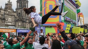 Aficionados de la Selección Mexicana lanzan por los aires a otros aficionados.