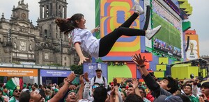 Aficionados de la Selección Mexicana lanzan por los aires a otros aficionados.