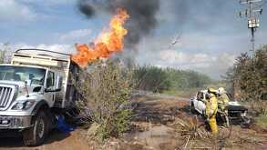 Un fuerte incendio en un ducto de Pemex provocó la movilización de bomberos en Atotonilco El Alto tras calcinar un camión torton y una camioneta pickup.