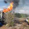 Un fuerte incendio en un ducto de Pemex provocó la movilización de bomberos en Atotonilco El Alto tras calcinar un camión torton y una camioneta pickup.
