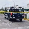 Militar del Ejército Mexicano parado con un arma larga delante de un área acordonada con una patrulla de la Policía de Zapopan en el sitio