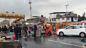 Bloqueo en la México-Puebla: Padres de familia cierran la vía tras arresto de maestros en Ixtapaluca.