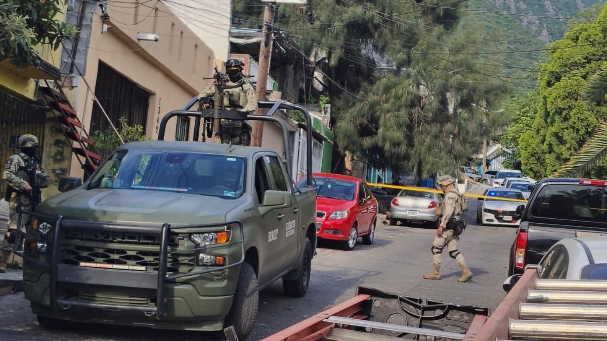 Agentes ministeriales y el Ejército Mexicano sitiaron la calle Paseo de la Colina en la colonia Fomerrey 45 al sur de Monterrey.