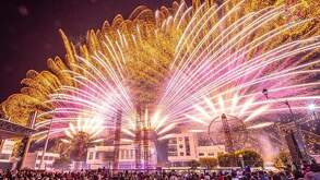 Recinto ferial de Huixcolotla con fuegos artificiales durante la apertura de la celebración