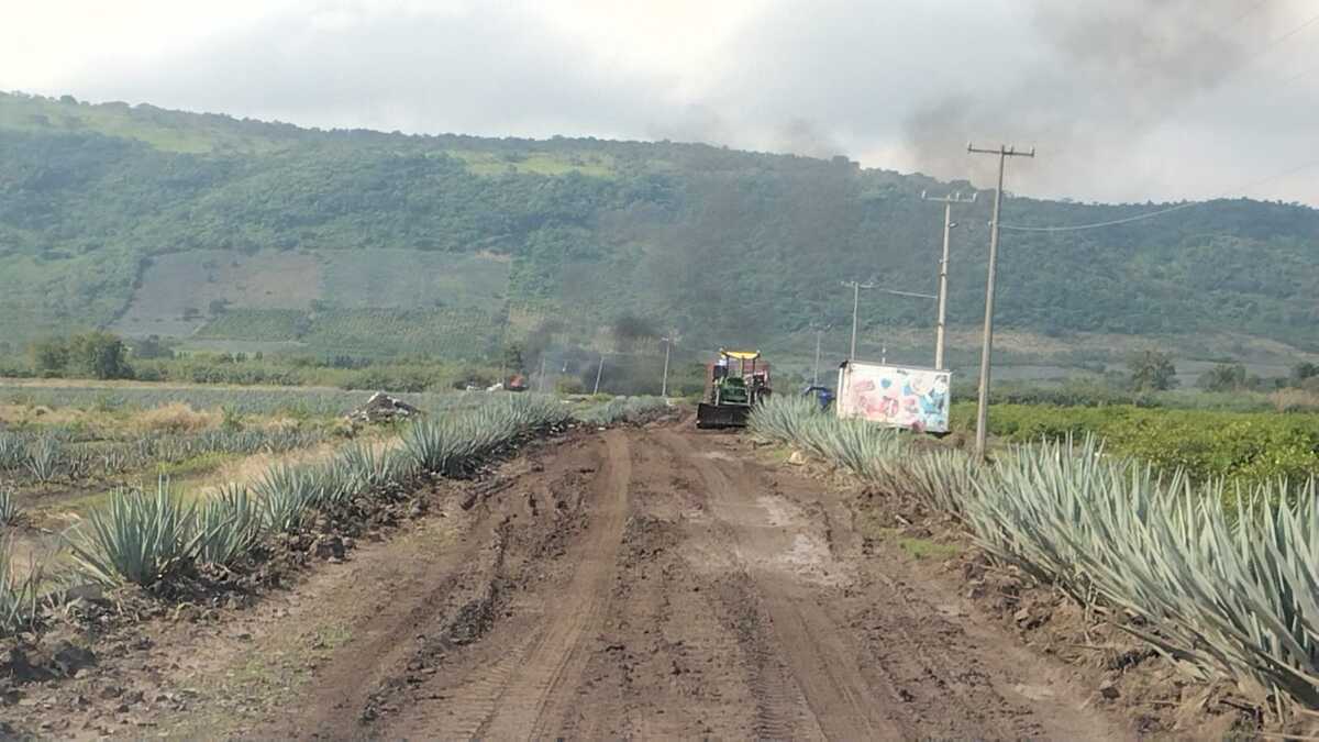 Un fuerte incendio en un ducto de Pemex provocó la movilización de bomberos en Atotonilco El Alto tras calcinar un camión torton y una camioneta pickup.