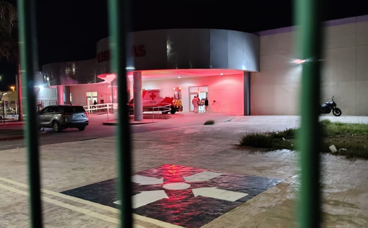 Hospital General de Torreón donde se atiende a un joven que fue apuñalado por un grupo de sujetos.