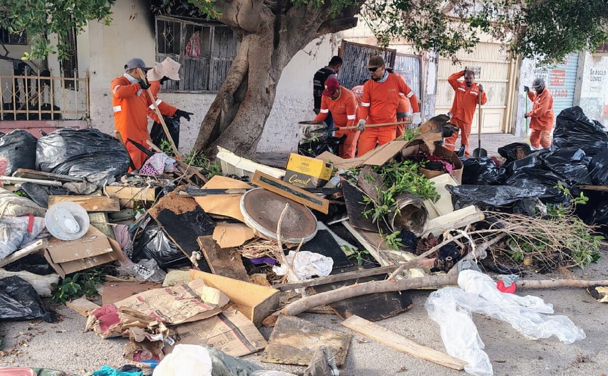 Personal de La Ola retirando toneladas de basura de una vivienda de la colonia Hogares Ferrocarrileros.