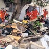 Personal de La Ola retirando toneladas de basura de una vivienda de la colonia Hogares Ferrocarrileros.