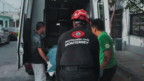 El DIF y Protección Civil de Monterrey auxiliaron a Don Fermín, de 68 años. Fue trasladado a una clínica y activaron el protocolo por posible abandono.