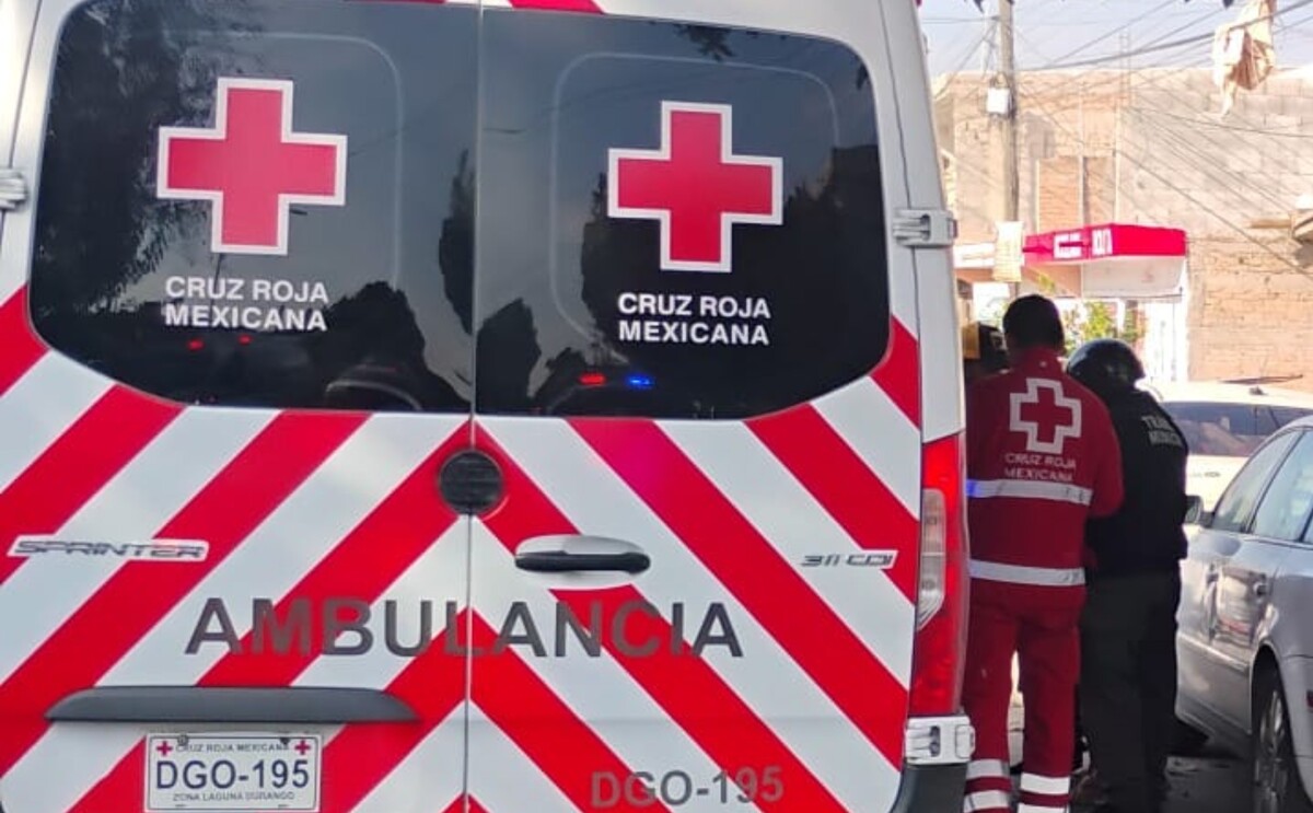 Paramédicos de la Cruz Roja atendiendo el reporte de un hombre sin vida en el Fraccionamiento Centenario.