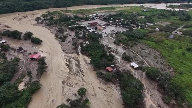Las imágenes grabadas el domingo y el lunes muestran la zona prácticamente sepultada, con casas inundadas y calles cubiertas de lodo.