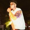 Álvaro sobre un escenario con micrófono durante un concierto