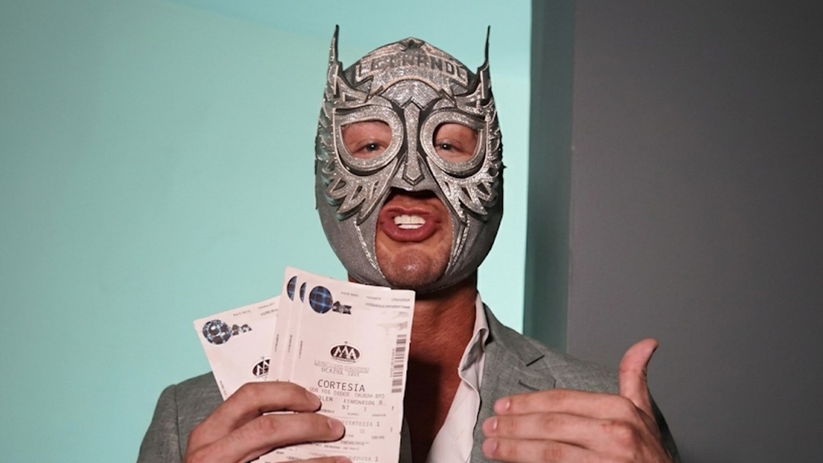 El luchador enmascarado sorprendió a un grupo de aficionados en Mérida que estaban en lo más alto y los bajó a primera fila.