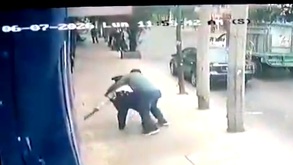 Hombre pelenado con una agente de tránsito en calles de Tehuacán.