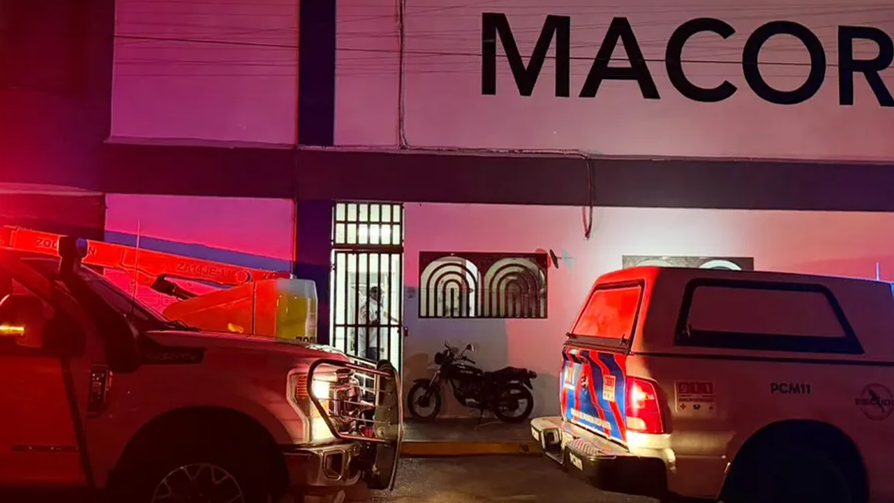 Un trabajador de 35 años sufrió una fractura en la muñeca izquierda luego de que su guante quedó atrapado en un torno en Monterrey.
