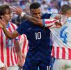 Kylian Mbappé compitiendo un balón con el defensor de Paraguay, Juan José Caceres, durante los 8vos de Final del Mundial.