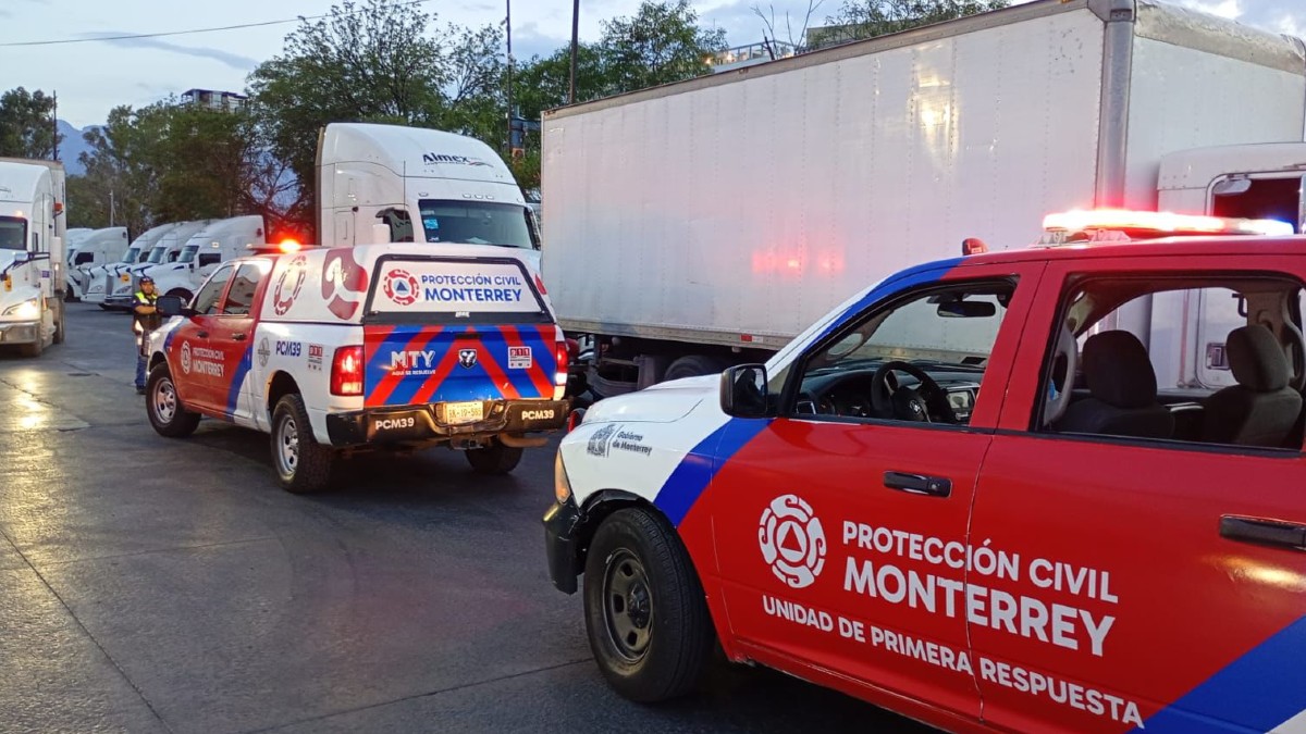 Una pasajera de 60 años resultó con probable fractura tras un choque de crucero entre una patrulla de Monterrey y un auto de plataforma en el Centro.