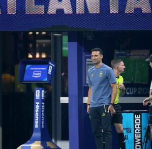 Lionel Scaloni dirigiendo durante el partido Argentina vs Egipto en los 8vos de Final del Mundial 2026.