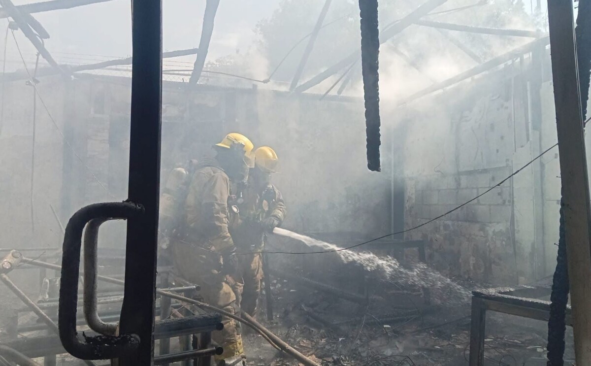 Elementos de Bomberos apagando un incendio en restaurante de mariscos de Torreón.