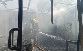 Las llamas consumieron gran parte del mobiliario y la estructura de la palapa trasera.