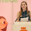 Mariana Rodríguez hablando en evento.