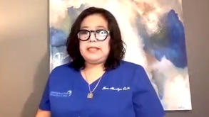 Marilyn Cote dando una explicación durante un video con su celular.