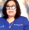Marilyn Cote dando una explicación durante un video con su celular.