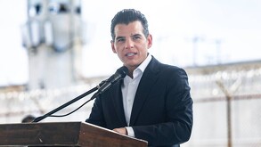 Miguel Ángel Flores comenta la importancia de la juventud en los sectores públicos.