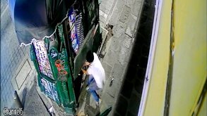 Hombre robando en un puesto de periódico en Puebla.