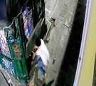 Hombre robando en un puesto de periódico en Puebla.