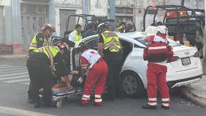 Una pasajera de 60 años resultó con probable fractura tras un choque de crucero entre una patrulla de Monterrey y un auto de plataforma en el Centro.