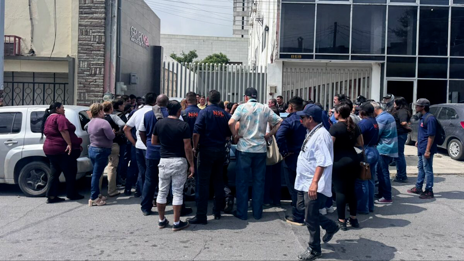 100 choferes y personal administrativo protestan sin recibir nómina. Empresa VAI abandona trabajadores tras mundial en Nuevo León. Rocío Montalvo exige pagos.