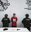 Hombre detenido por policía de Monterrey con arma y presunto cristal