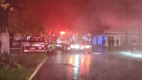 Un fuerte incendio presuntamente causado por un cortocircuito consumió por completo una cremería en Zapopan. Conoce los detalles de esta pérdida material.