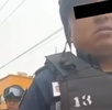 Un policía fue captado pidiendo dinero a un motociclista en Chalco, Edomex.