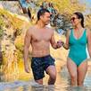 Personas entran al agua termal del parque acuático