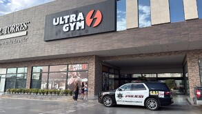 Se observa una fachada con letras que dicen Ultra Gym.