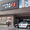 Se observa una fachada con letras que dicen Ultra Gym.