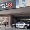 Se observa una fachada con letras que dicen Ultra Gym.
