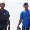 Hombres migrantes caminan por calles en su paso