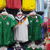 Vendedores del Centro de Monterrey rematan mercancía luego de bajas ventas en productos del mundial.