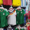 Vendedores del Centro de Monterrey rematan mercancía luego de bajas ventas en productos del mundial.