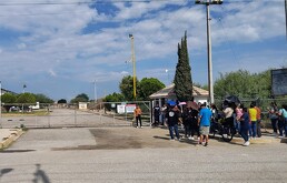 Empleados de matamoros en protesta afuera de la empresa Palliser