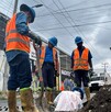 Trabajadores del Siapa con palas y cubetas realizando labores de reparación y remoción de tierra en medio de una calle en Guadalajara