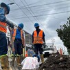 Trabajadores del Siapa con palas y cubetas realizando labores de reparación y remoción de tierra en medio de una calle en Guadalajara
