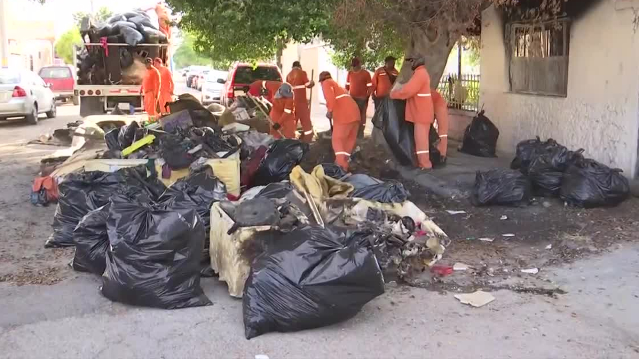 Elementos de la Policía Municipal realizaron la detención de tres hombres y una mujer en la colonia Hogares Ferrocarrileros por acumulación de basura.