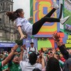 Aficionados de la Selección Mexicana lanzan por los aires a otros aficionados.