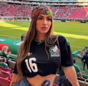 La esposa de Julián Quiñones, Ana Gabriela en el estadio Ciudad de México