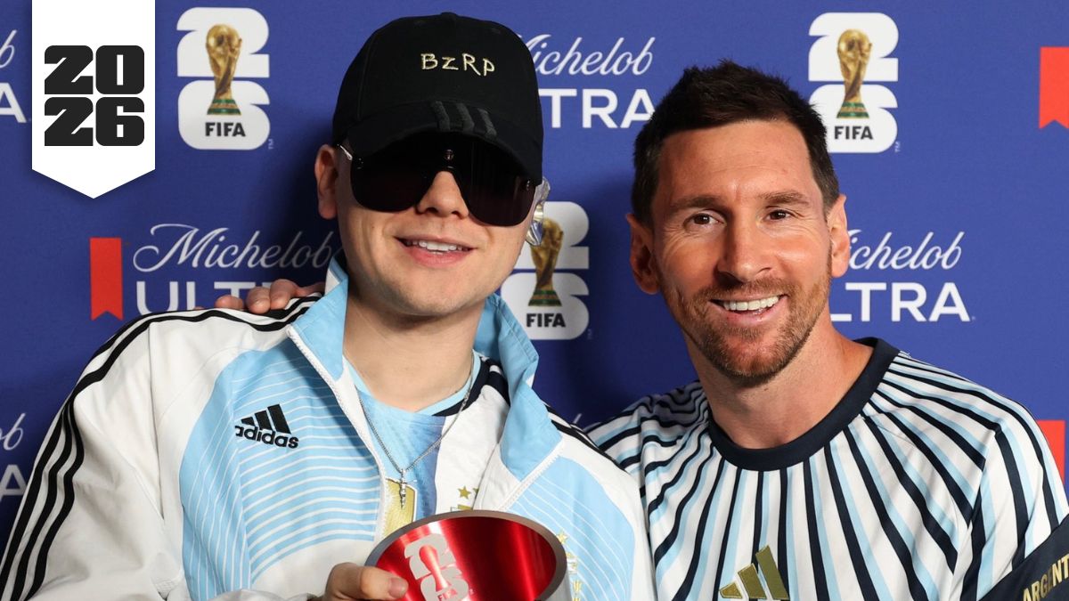Bizarrap entregando a Messi el premio de MVP del partido de Argentina contra Egipto en el Mundial 2026.