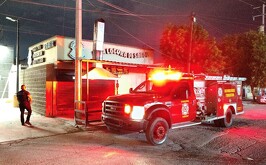 Bomberos atendiendo el reporte de un incendio en un restaurante de Rincón La Merced.
